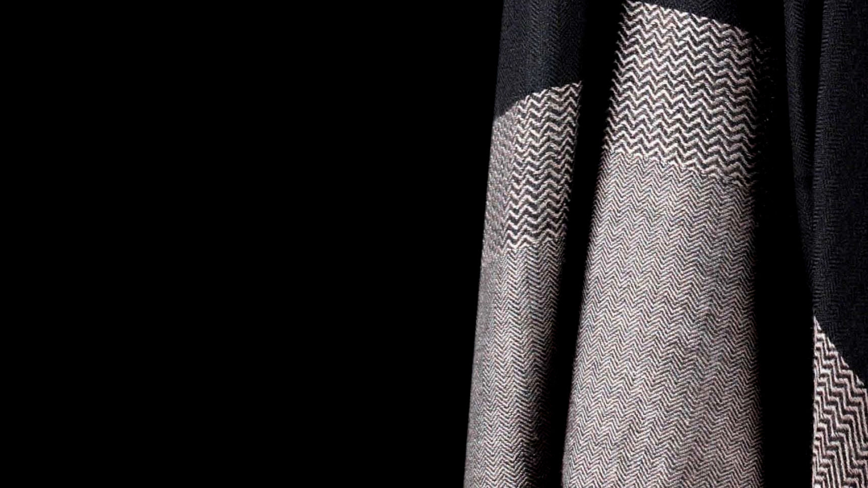 16 shaft dobby pointed twill design pattern made on fine cashmere in black and white.